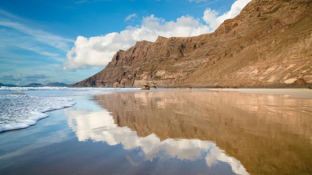 La playa de Famara, al norte de Lanzarote