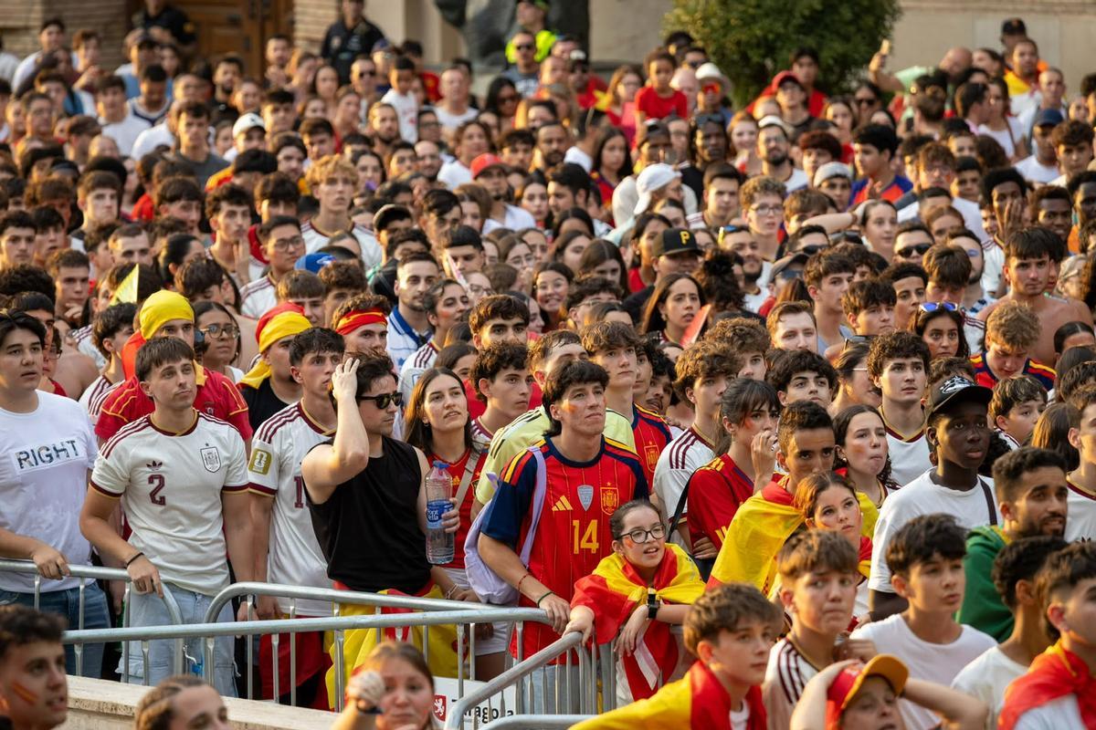 En imágenes | Zaragoza celebra el primer gol de Oyarzabal en el España-Francia