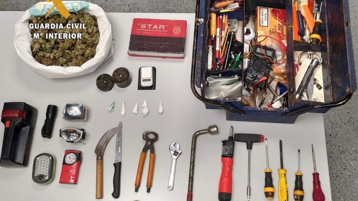 Material y objetos aprehendidos por la Guardia Civil en la detención.