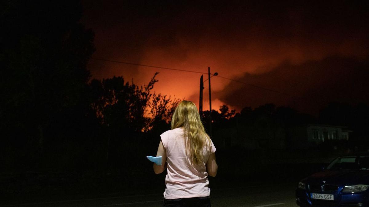 Una joven observa las llamas acercarse a su pueblo, en uno de los incendios de Zamora. |