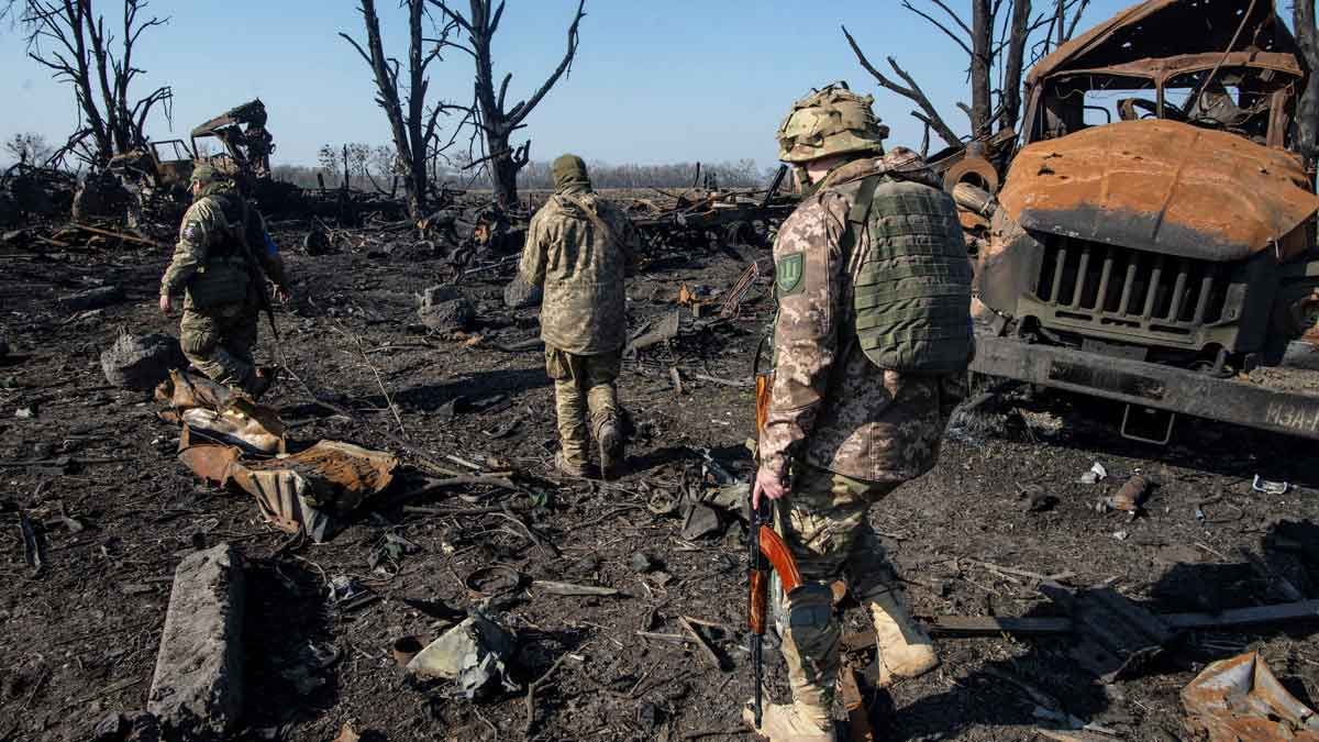 Soldados ucranianos inspeccionan vehículos militares rusos destruidos, cerca de la ciudad de Trostianets, en la región ucraniana de Sumy