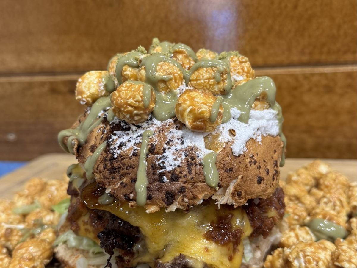 Hamburguesa con pistacho y palomitas.