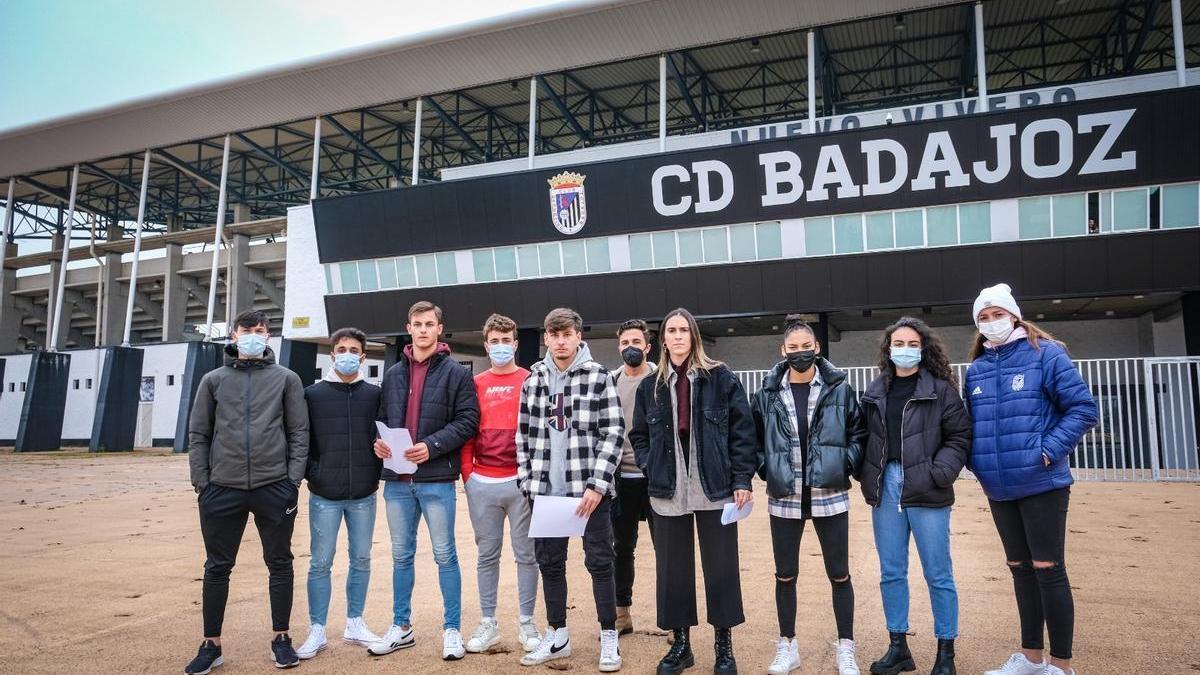 Miembros de los equipos del filial, femenino y juvenil del CD Badajoz, en el Nuevo Vivero