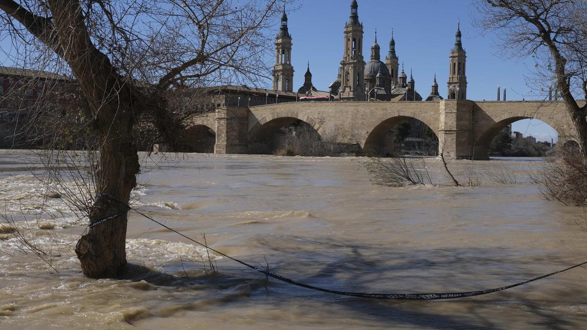 En imágenes | La crecida del Ebro se empieza a notar en Aragón