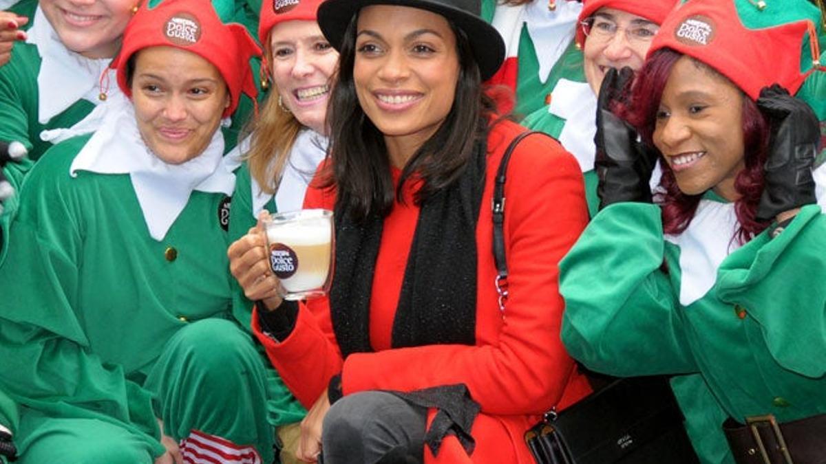 Rosario Dawson adopta a una niña de 12 años