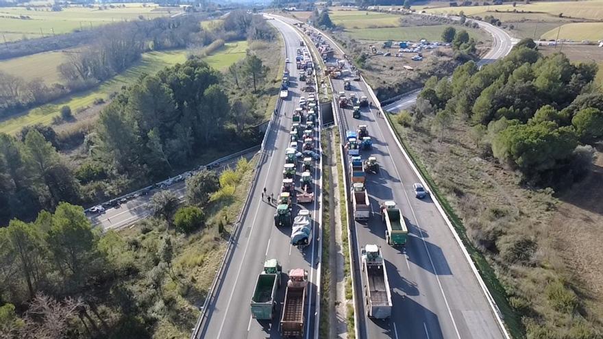 El corte de los agricultores en la AP-7 en Pontós, a vista de dron
