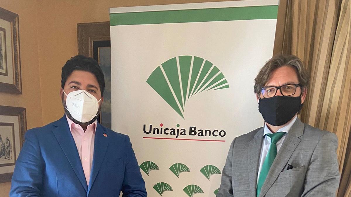 El presidente de AJE Málaga, Ricardo Nandwani, y el director de Área de Málaga Centro Oriental de Unicaja Banco, José Antonio Gemar.