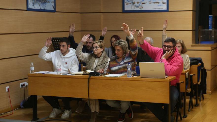 Los concejales del BNG, que forman el equipo de gobierno, votando en el pleno.