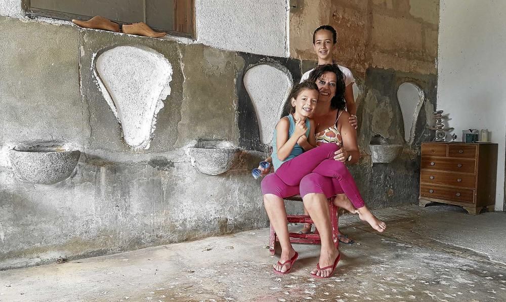 Muí Morey junto a sus hijos Aina y Joan en la antigua vaquería entre Campos y Sa Ràpita.