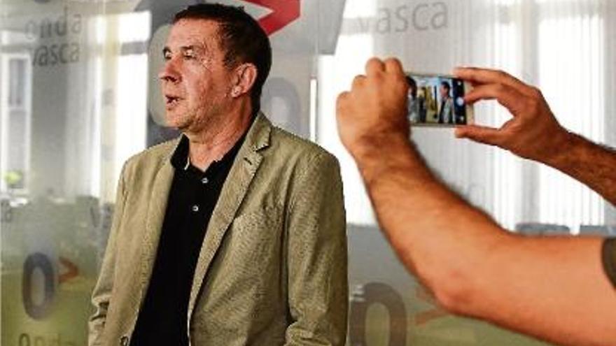 Arnaldo Otegi a la redacció de l&#039;emissora RAC-1, on el van entrevistar en relació amb la seva candidatura.