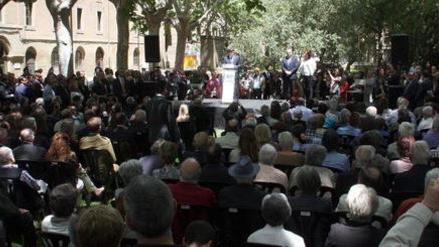 Homenatge emotiu a les víctimes de l&#039;atemptat a la caserna de Vic.