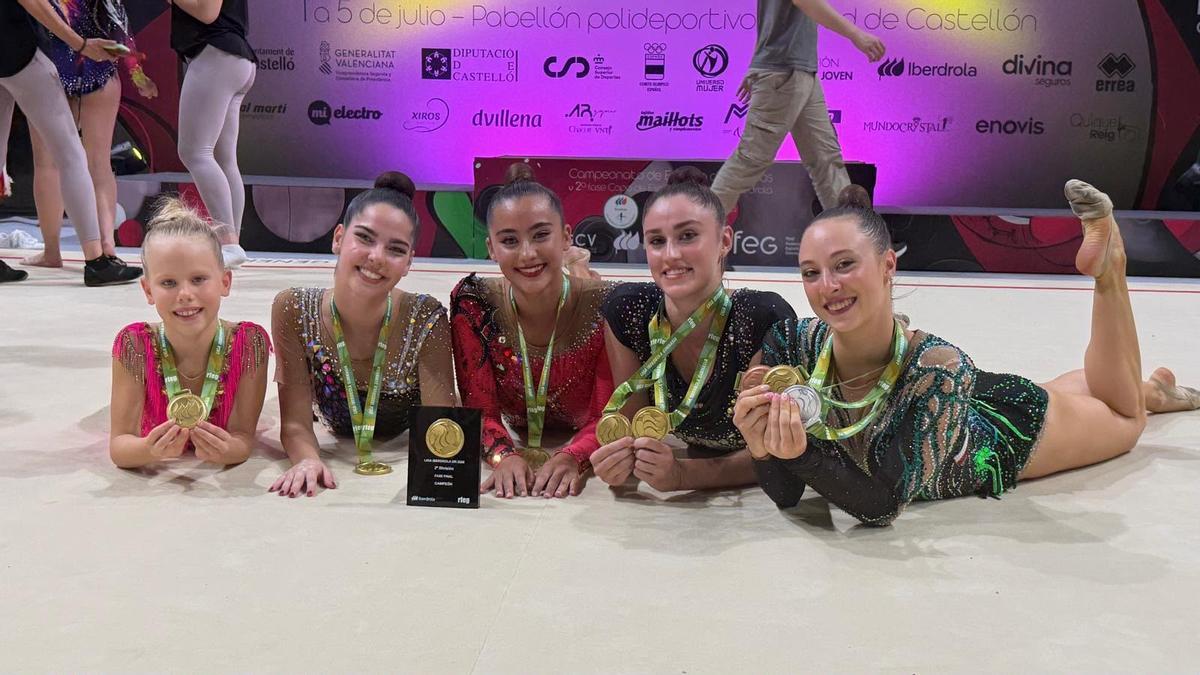 Las gimnastas posando con sus respectivas medallas