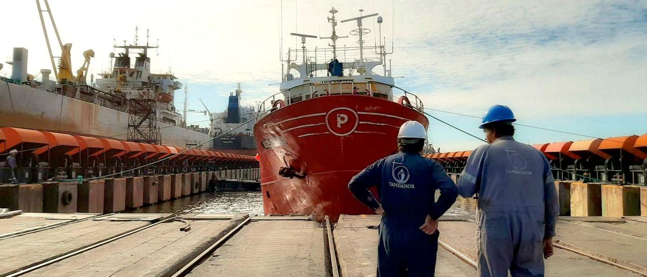 Uno de los buques de la filial Argenova, en las instalaciones del astillero argentino Tandanor.