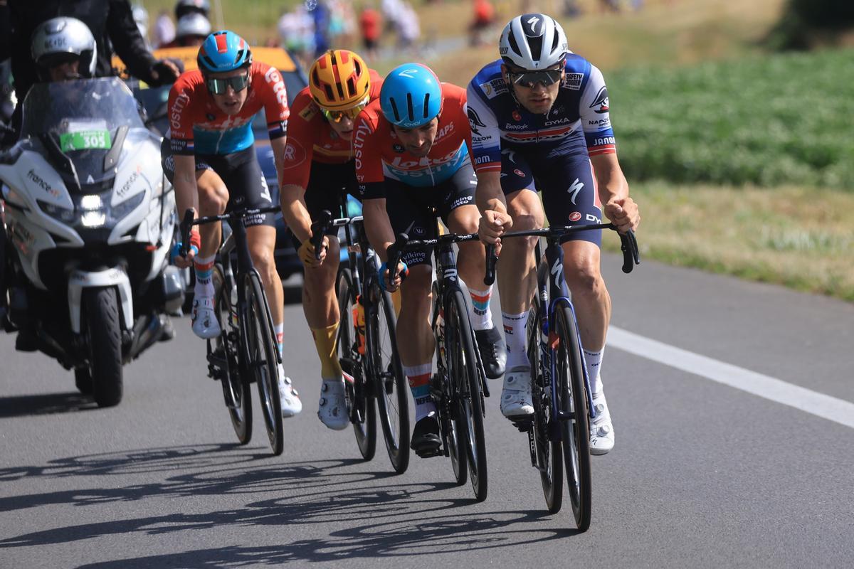 Bourg-en-bresse (France), 20/07/2023.- Danish rider Kasper Asgreen of team Soudal-Quick Step leads a breakaway group during the 18th stage of the Tour de France 2023, a 185kms race from Moutiers to Bourg-en-Bresse, France, 20 July 2023. (Ciclismo, Francia) EFE/EPA/MARTIN DIVISEK