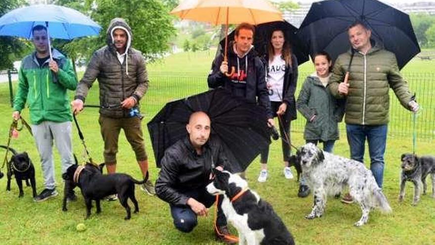 Candidatos de Ciudadanos, ayer, con sus perros.