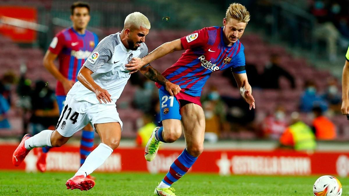 Monchu enfrentándose al Barça con el Granada