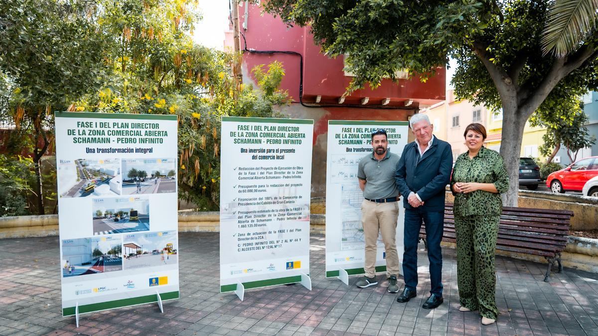 De izquierda a derecha, el presidente de la Zona Comercial y Empresarial Schamann, Nauzet Martín, el concejal Pedro Quevedo y la consejera Minerva Alonso.