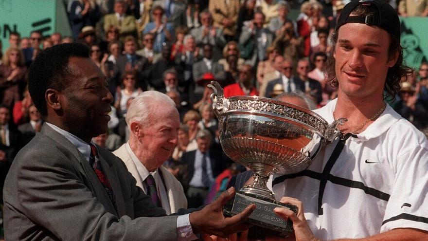 Pelé entregó el trofeo de Roland Garros a Carlos Moyá