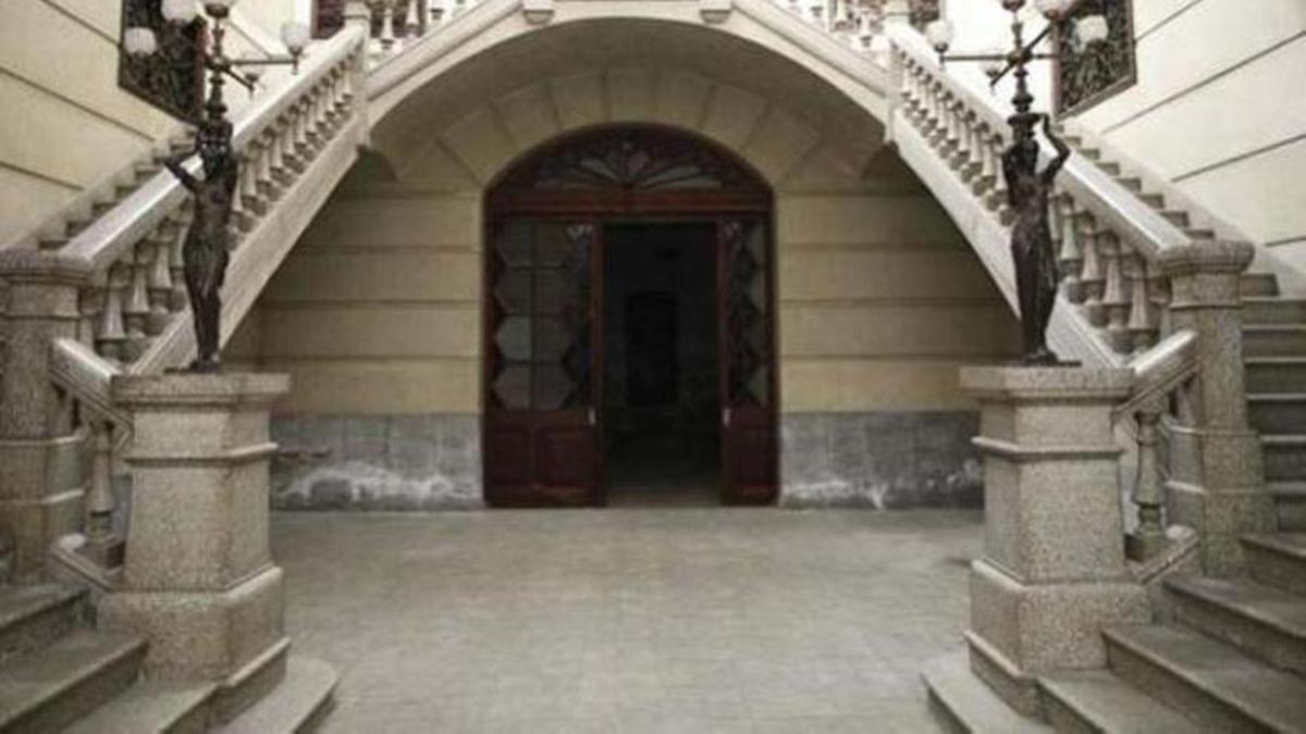 L'entrada a la Casa Nouvilas de Figueres.