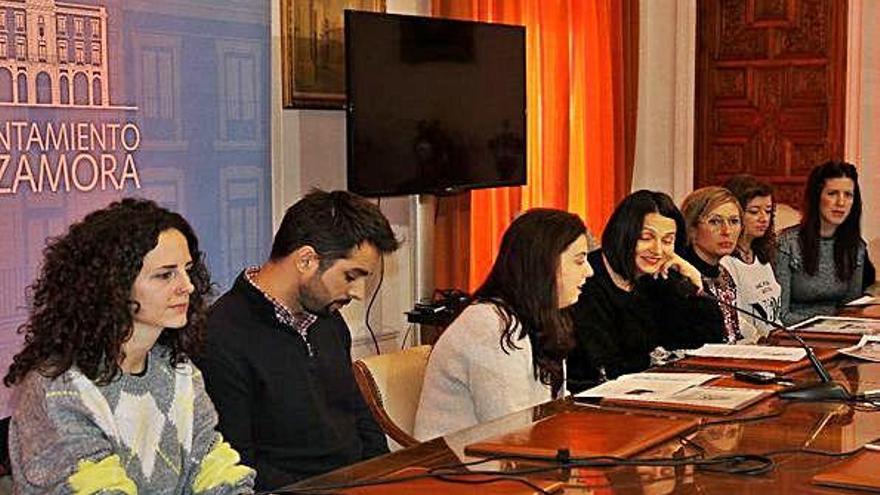 Representantes de colectivos y del Ayuntamiento en la presentación.