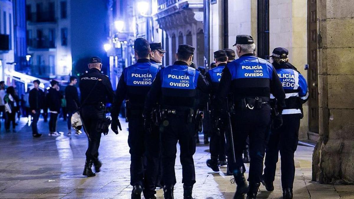 Agentes locales patrullan por las calles de Oviedo.