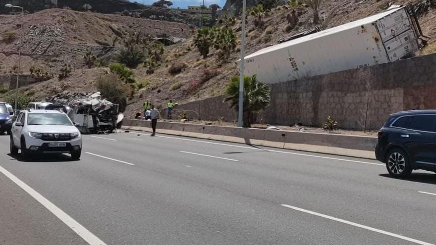 El camión volcado en la GC-1,  a la altura de La Laja, en Las Palmas de Gran Canaria