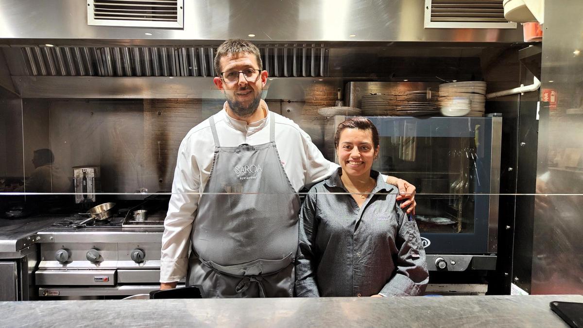 Salvador Trabalón y Aroa Núñez, en el restaurante Saroa, en Lleida.