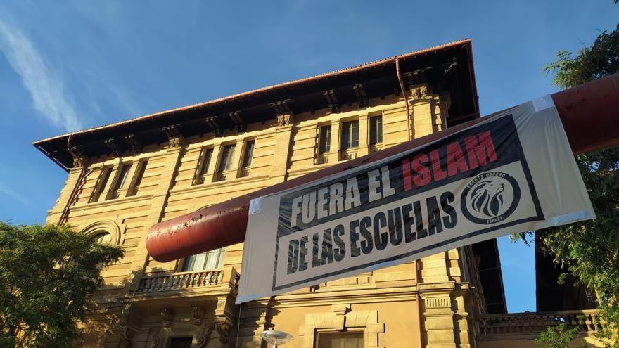 La plaza del tubo de Palma amanece con una pancarta islamófoba