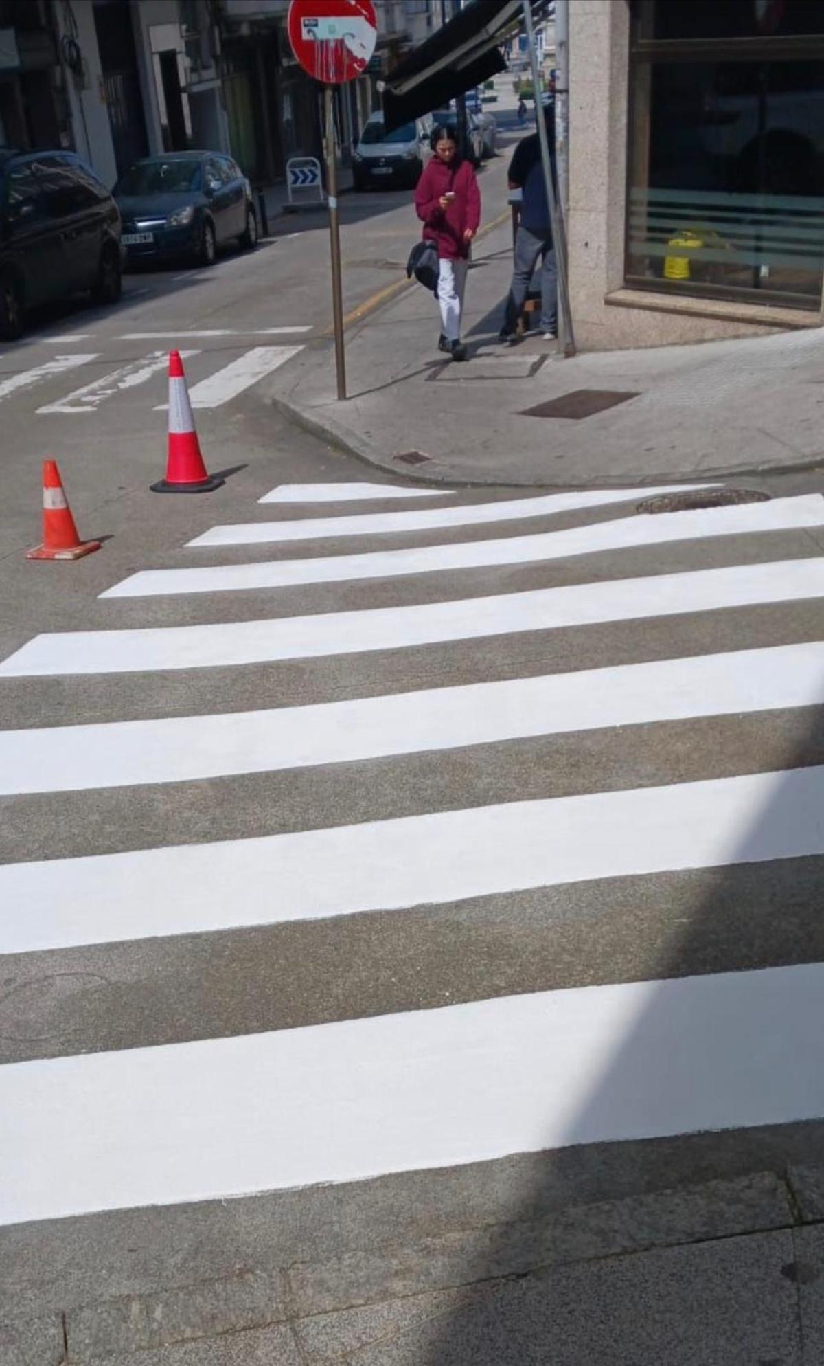 Repintado de un paso de peatones en el centro de Betanzos.
