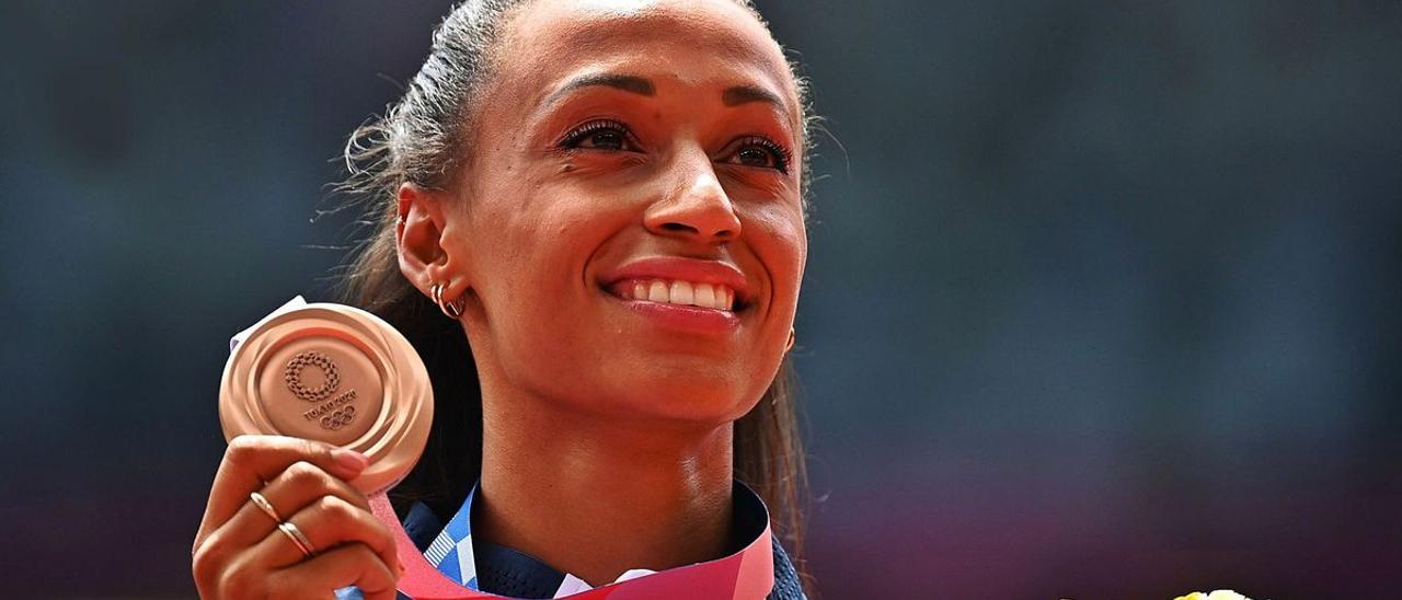 Ana Peleteiro, con la medalla de bronce.