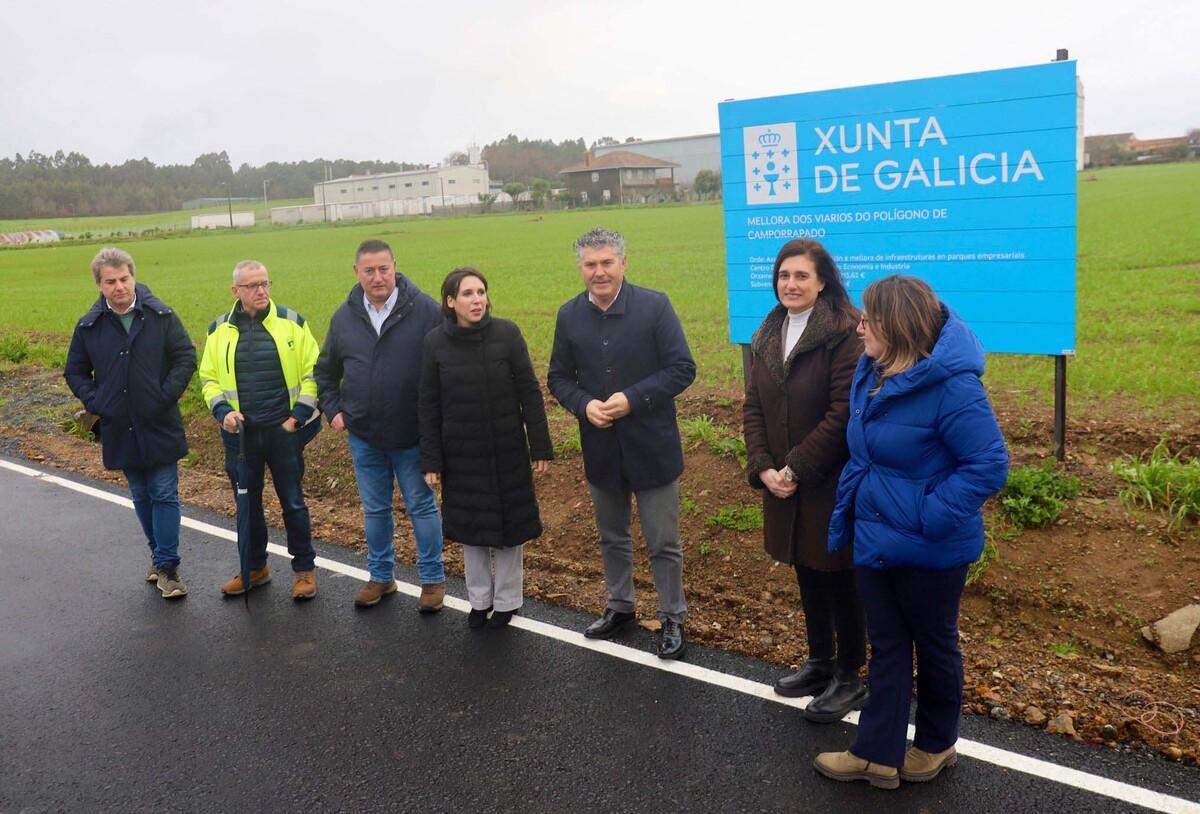 La conselleira Lorenzana, cuarta por la izquierda, con el alcalde Rodeiro, quinto, ediles y técnicos