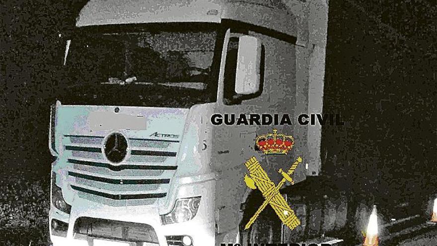 El camión interceptado. // Guardia Civil