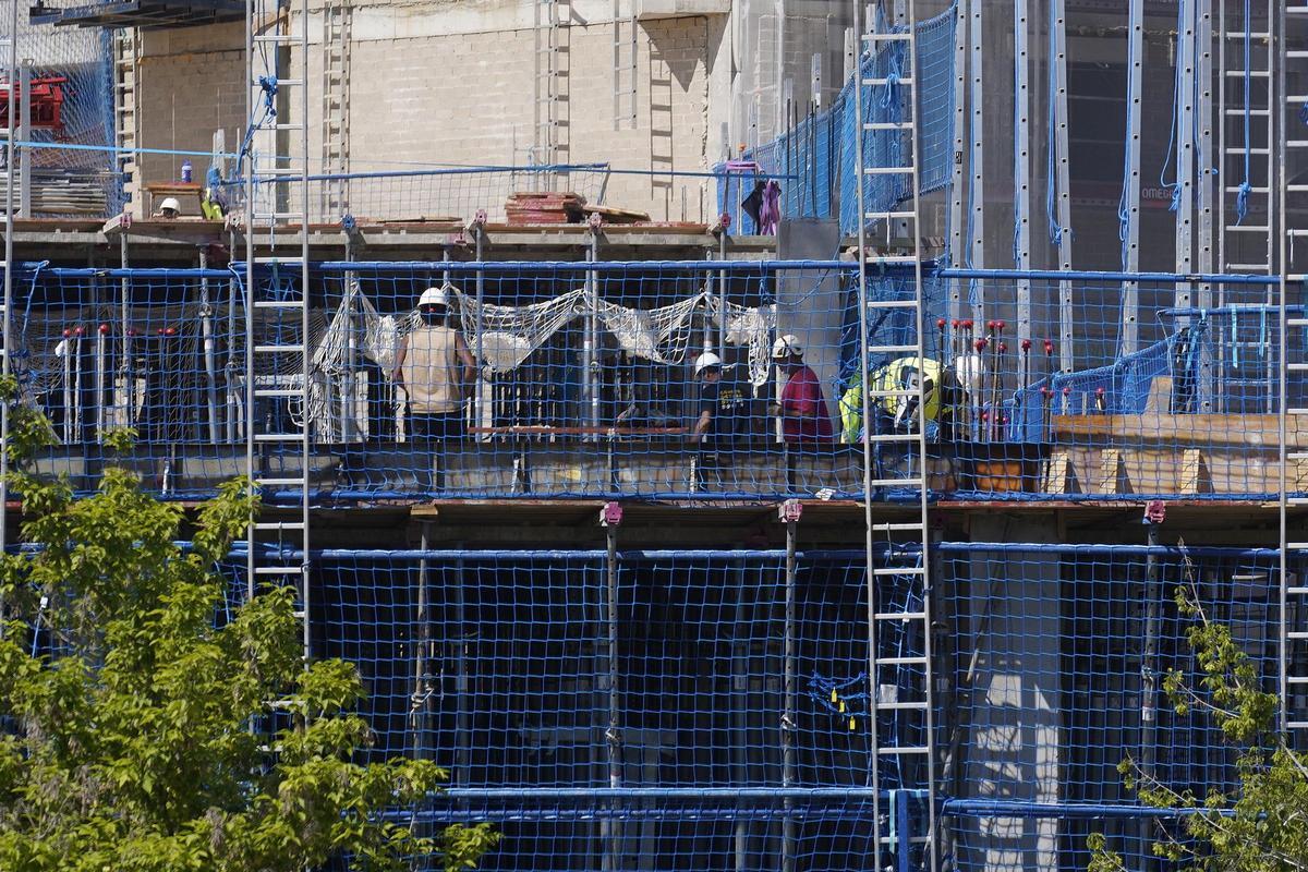 Treballadors en una construcció a Girona.
