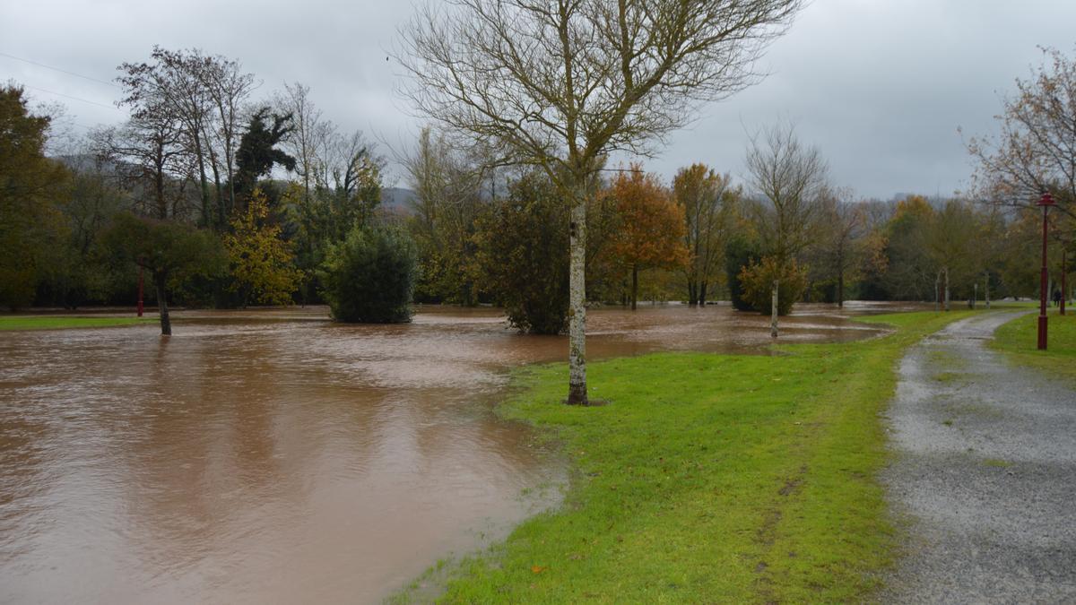 Inundaciones en Asturias: la lluvia complica la situación en muchos puntos de la región, con alerta amarilla y de desbordamientos