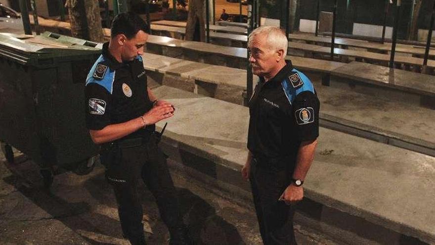 Agentes de la Policía Local, en un control preventivo de botellón en el &quot;rianxo&quot; de la plaza.  // Iñaki Osorio