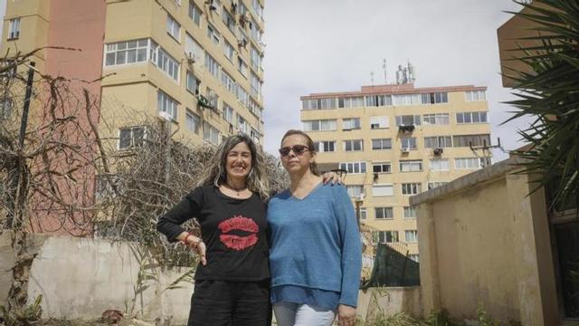 Paola Maddonni y Narcisa Luzuriaga posan ante dos vde los bloques Pullman.  | DM