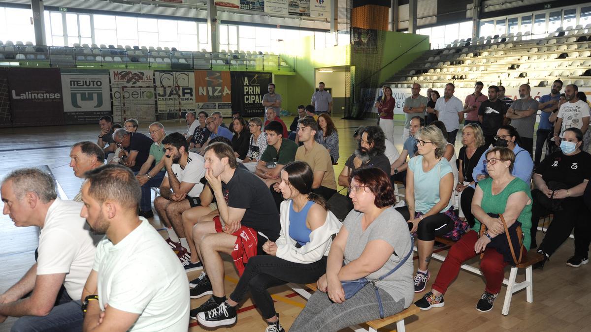 Participantes en la asamblea del Balonmán Lalín de la temporada pasada.