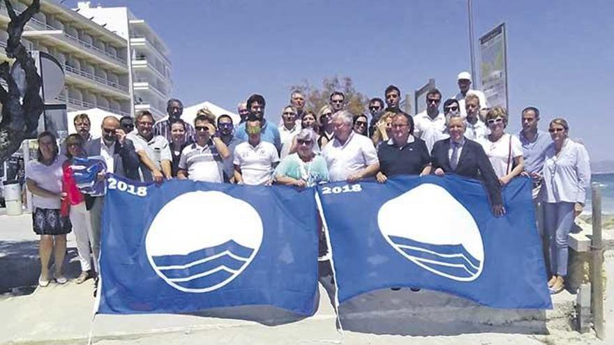 José Ramón Sánchez con representantes de los municipios que han obtenido una bandera azul.