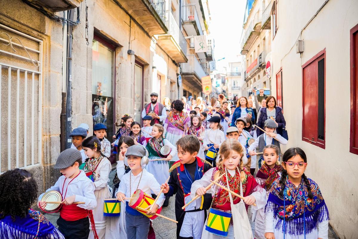 Un grupo de niñas y niños durante la celebración de A Reconquistiña 2026.