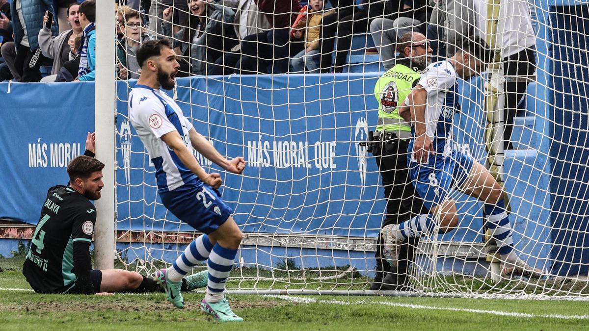 José Lara celebra el gol de Juanan en El Collao frente al Atlético Baleares