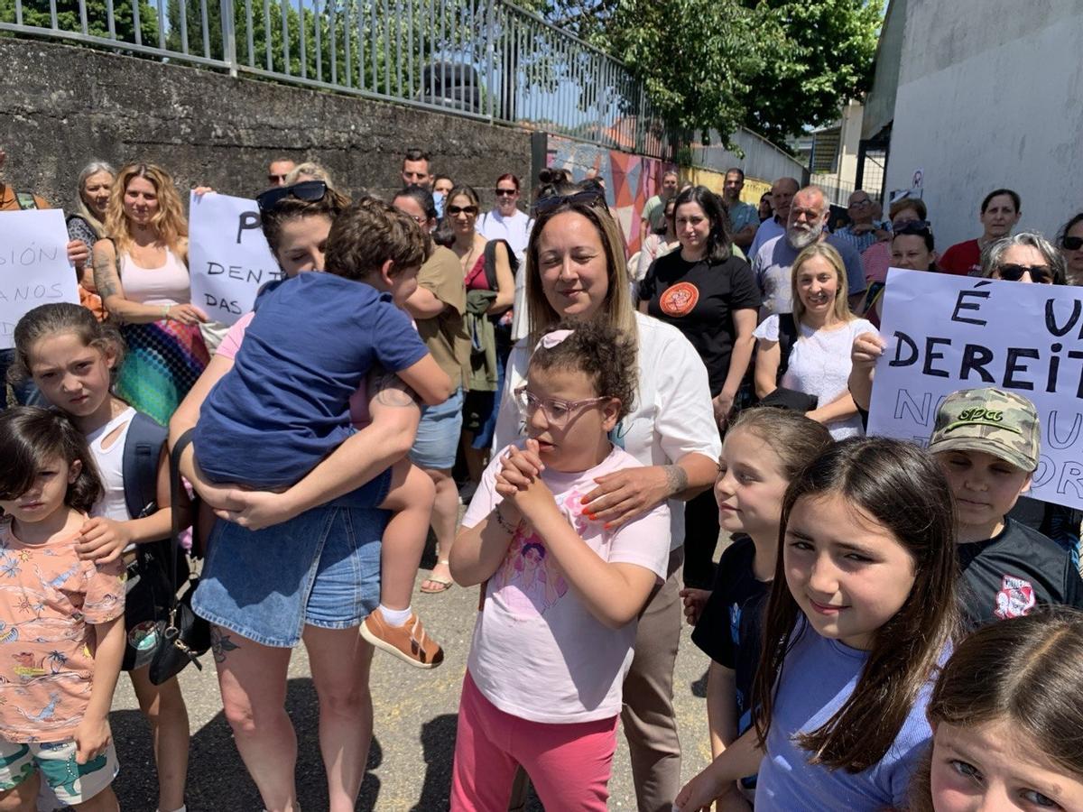 La pequeña Ainhoa con su madre, durante la protesta.