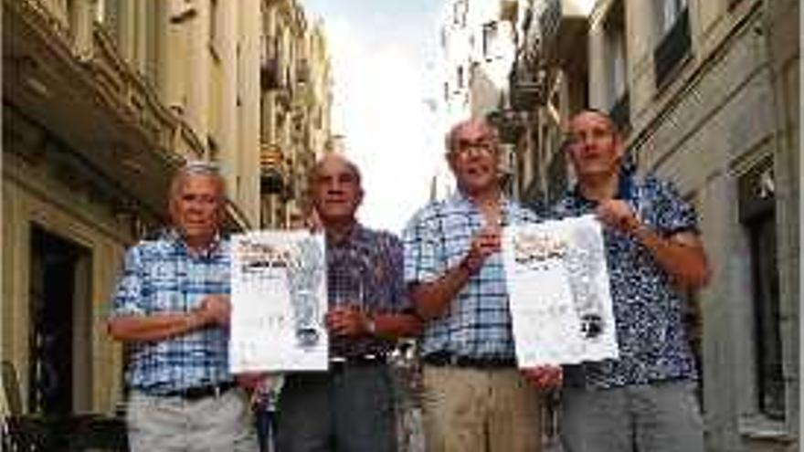 Els organitzadors de la Cursa del Carrer Nou amb el cartell de la prova.