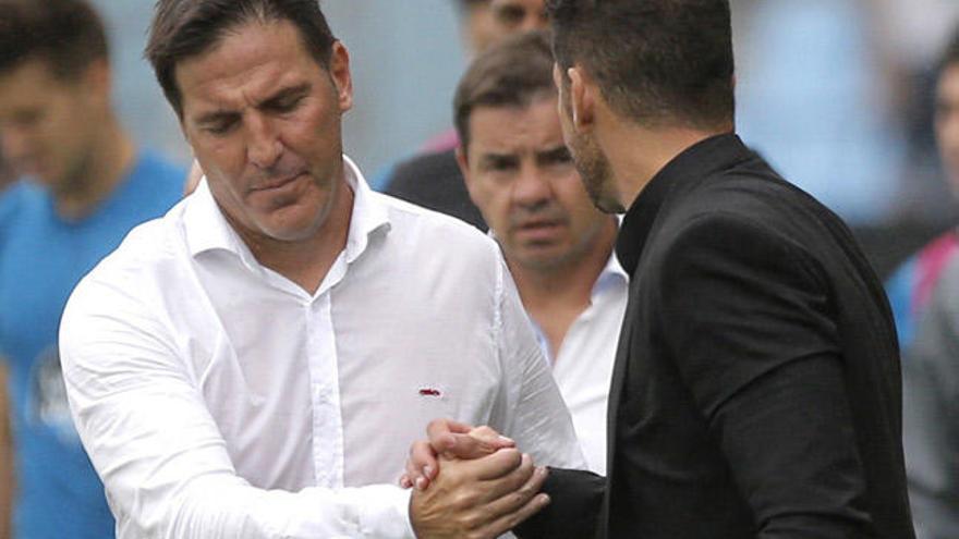 Berizzo saluda a Simeone al término del partido. // EFE