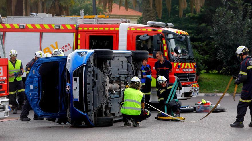 Bomberos y SAMU intentan rescatar a la víctima.