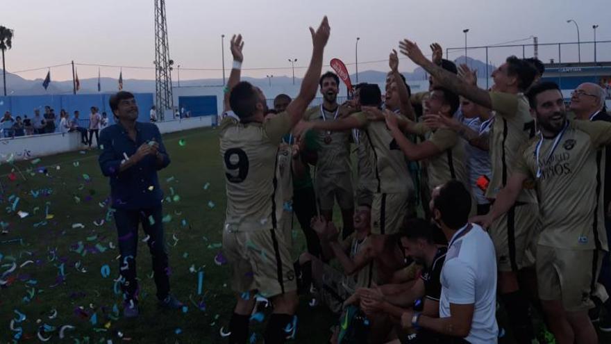 Los jugadores del Intercity celebran el triunfo en la final del grupo provincial.