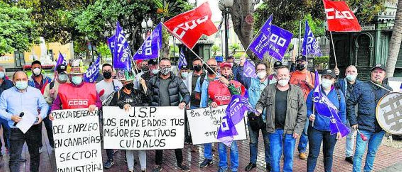 Una treintena de trabajadores protagonizó una protesta a las puertas del  despacho en el que se celebró la reunión.