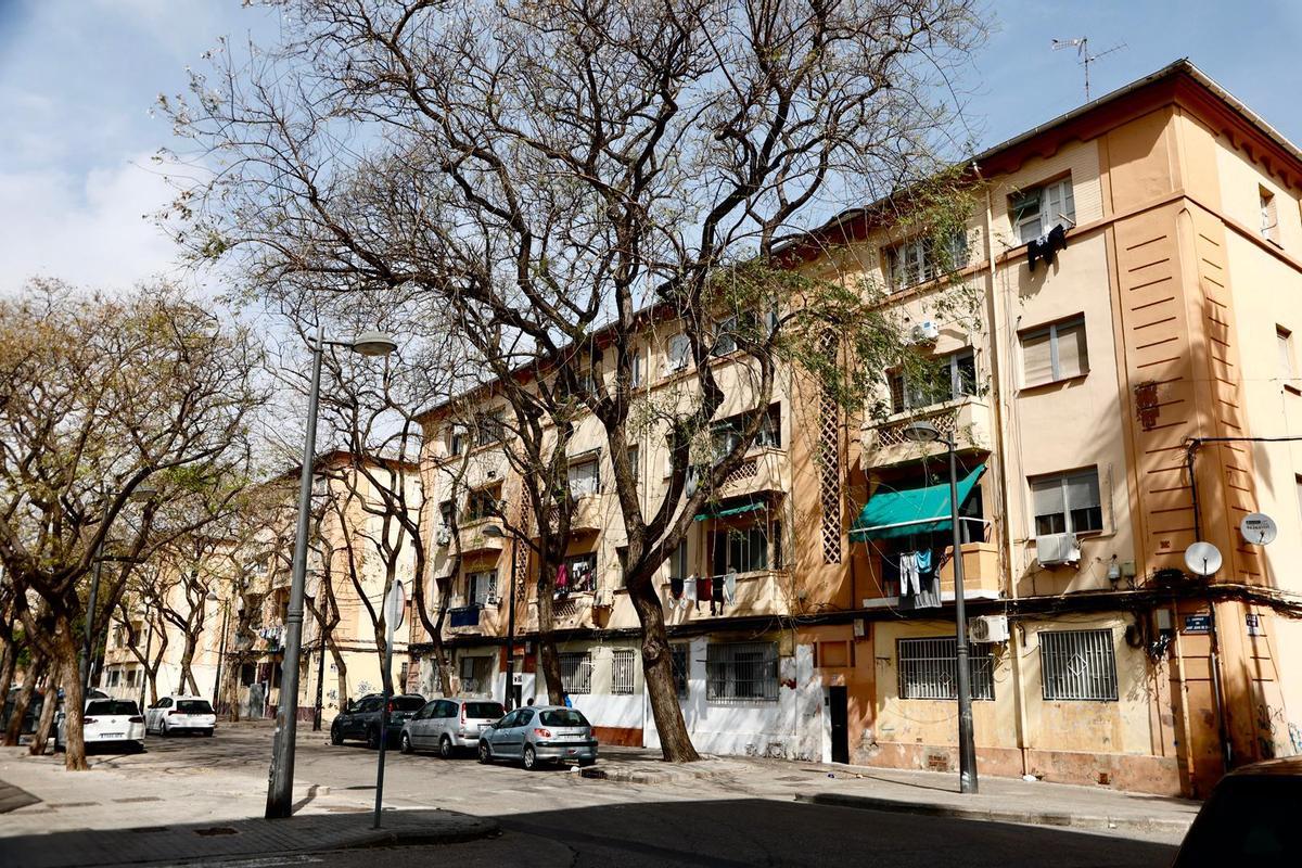 Los vecinos de la Malva-rosa aún no saben qué va a ocurrir con los bloques de color salmón