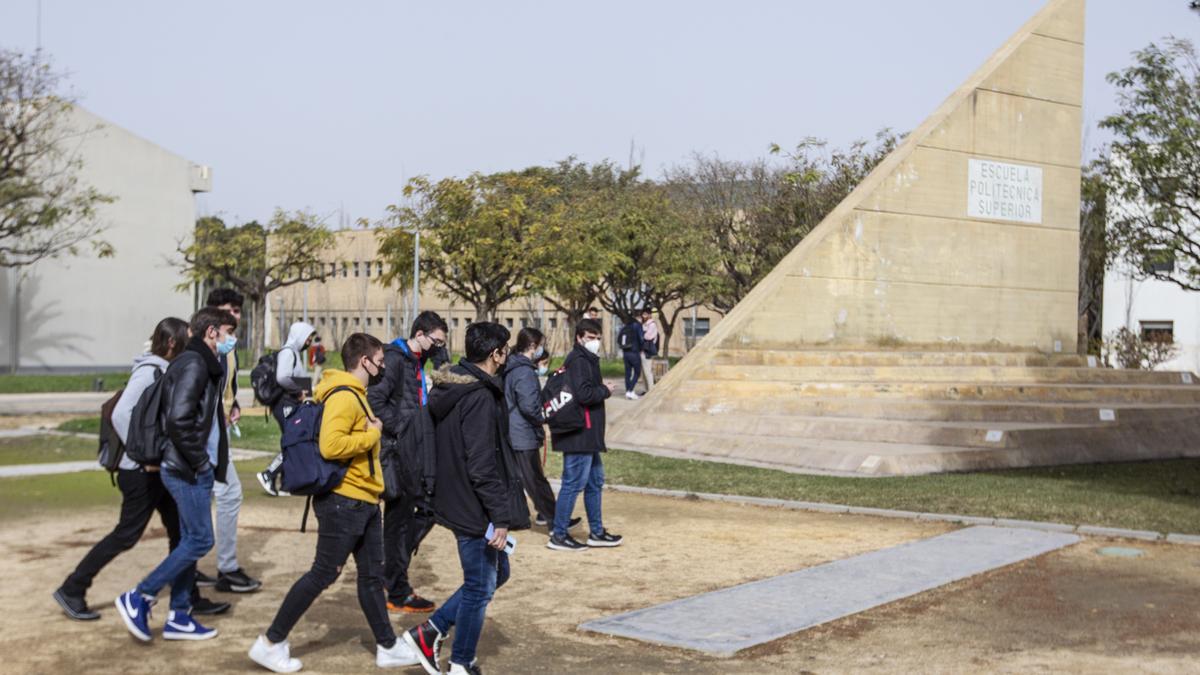 Estudiantes en el campus de la Universidad de Alicante en San Vicente del Raspeig.