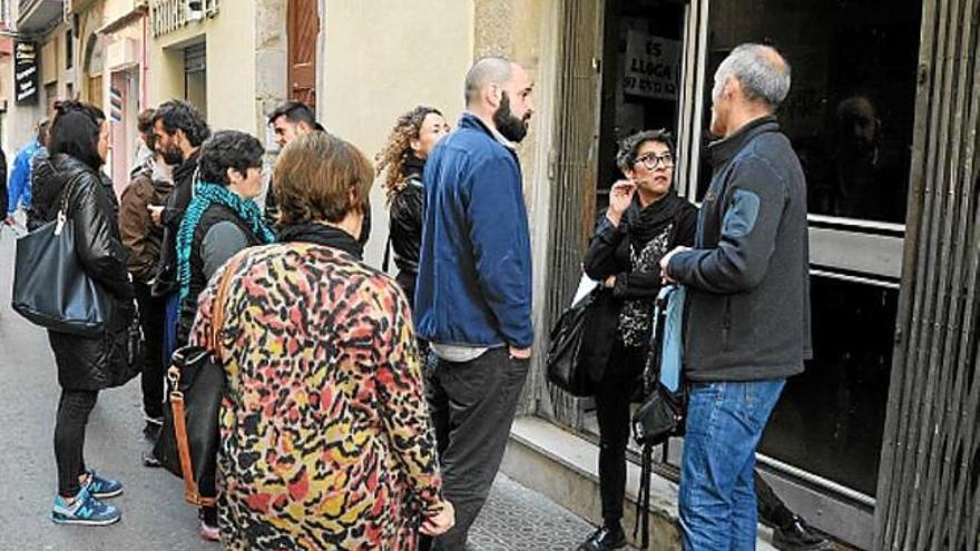 Visitants mirant locals al llarg del recorregut que es va preveure amb la campanya, ahir al matí