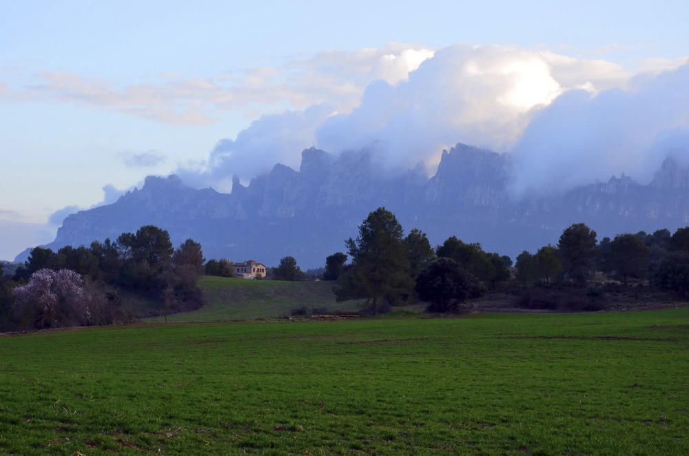 Dia rúfol. Quan Montserrat porta barret i el cel és esblanqueït, hi ha amenaça de mal temps